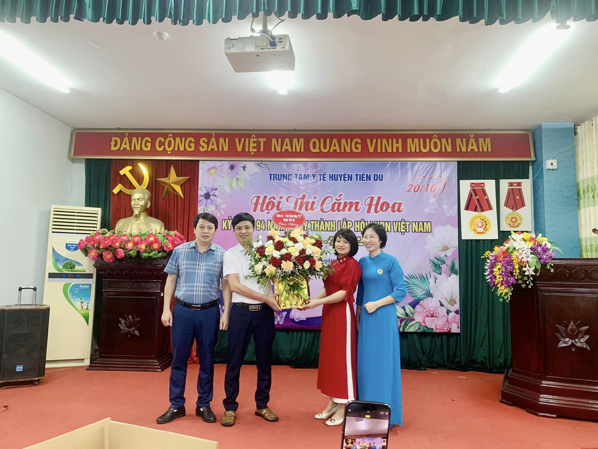 TTYT huyện Tiên Du: Rực rỡ sắc màu trong ngày Hội thi cắm hoa nghệ thuật chào mừng ngày Phụ nữ Việt Nam 20/10