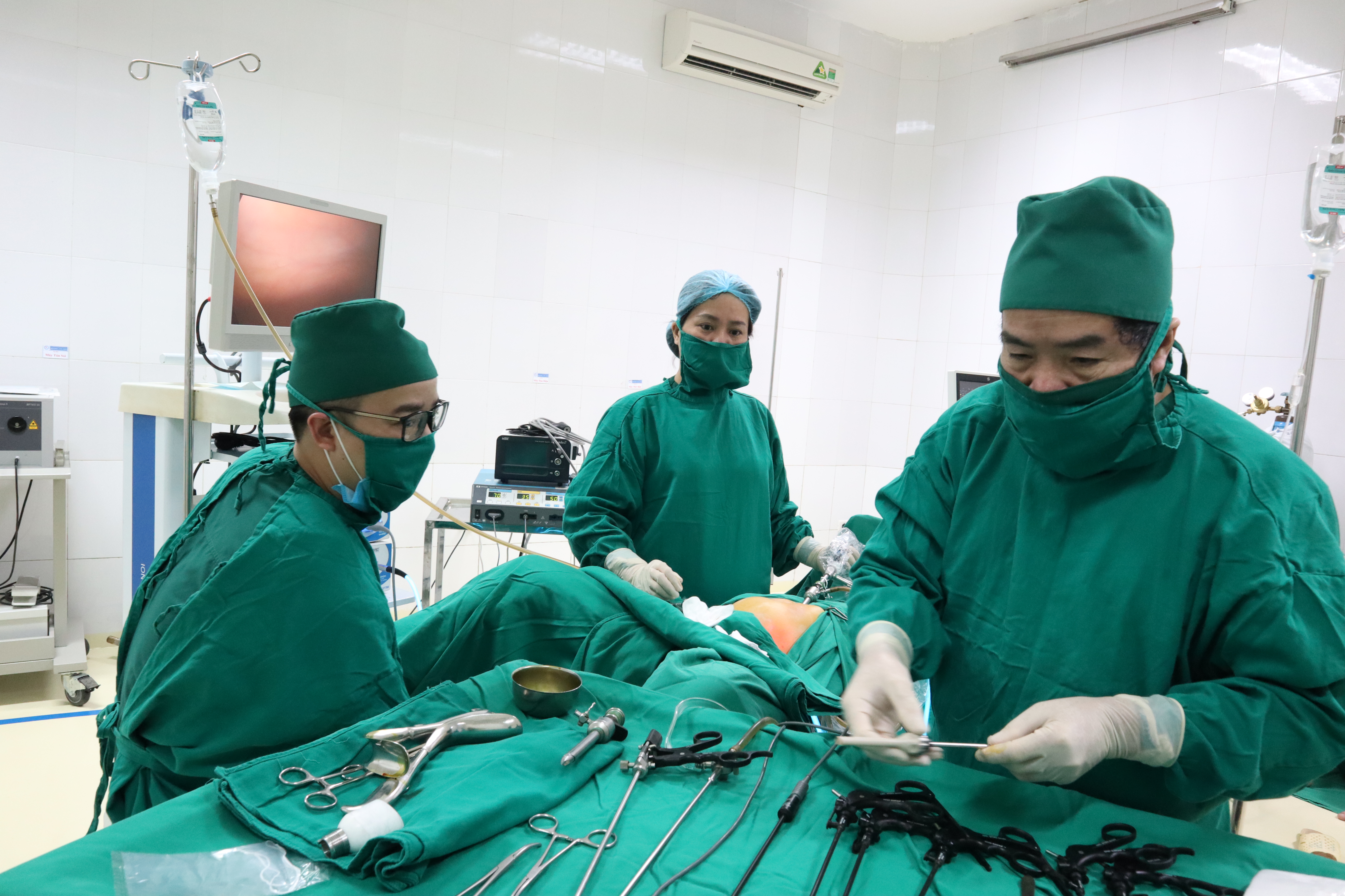Thực hiện kỹ thuật Mổ nội soi cắt tử cung hoàn toàn tại TTYT huyện Tiên Du 
