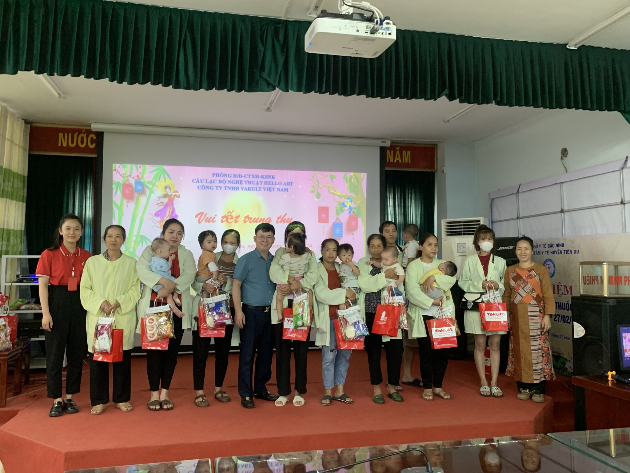 Tổ chức chương trình "Vui Tết Trung thu" cho bệnh nhi tại TTYT huyện Tiên Du 