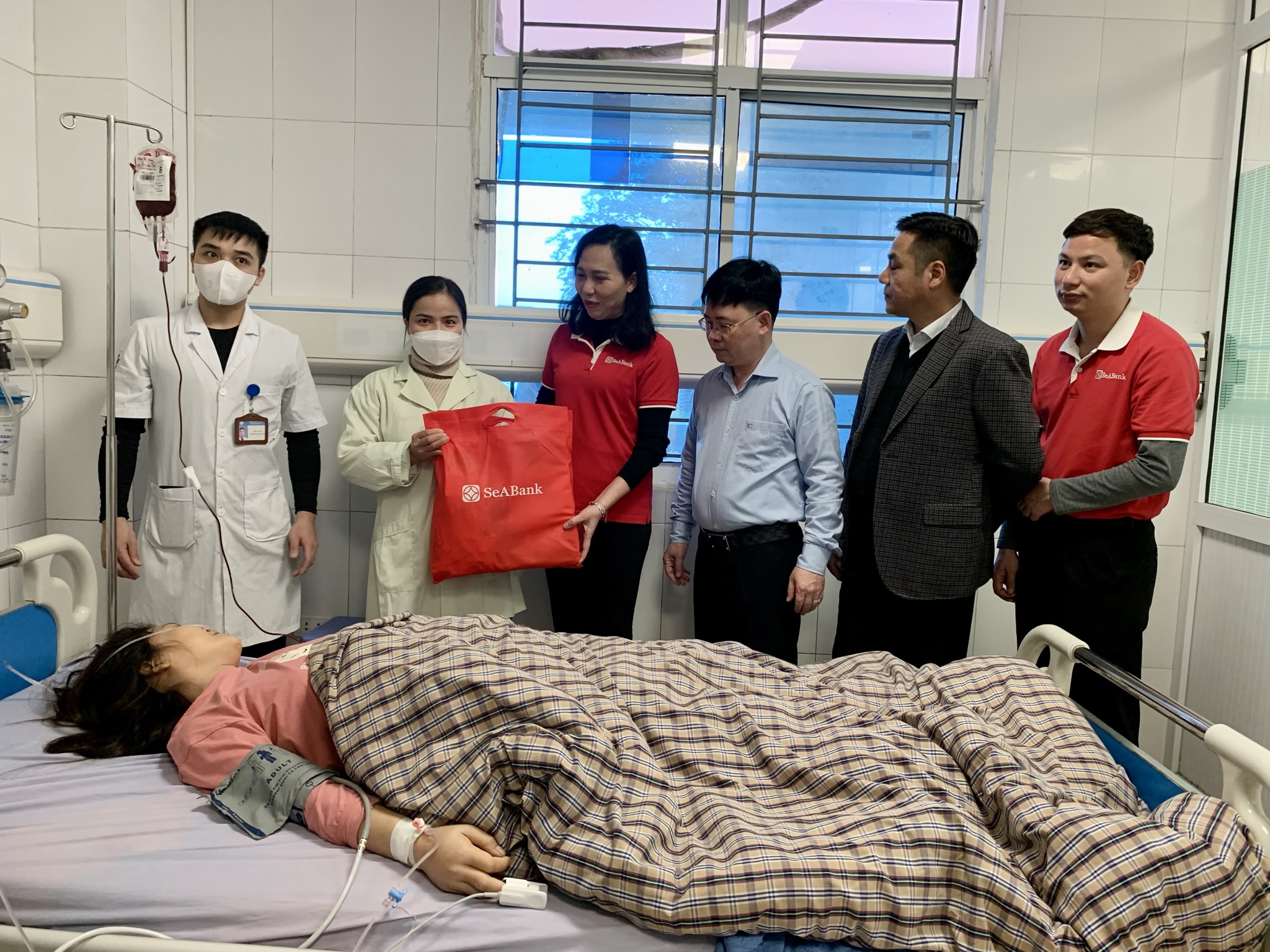 Ngân hàng SeABank tặng quà cho bệnh nhân có hoàn cảnh khó khăn tại TTYT huyện Tiên Du