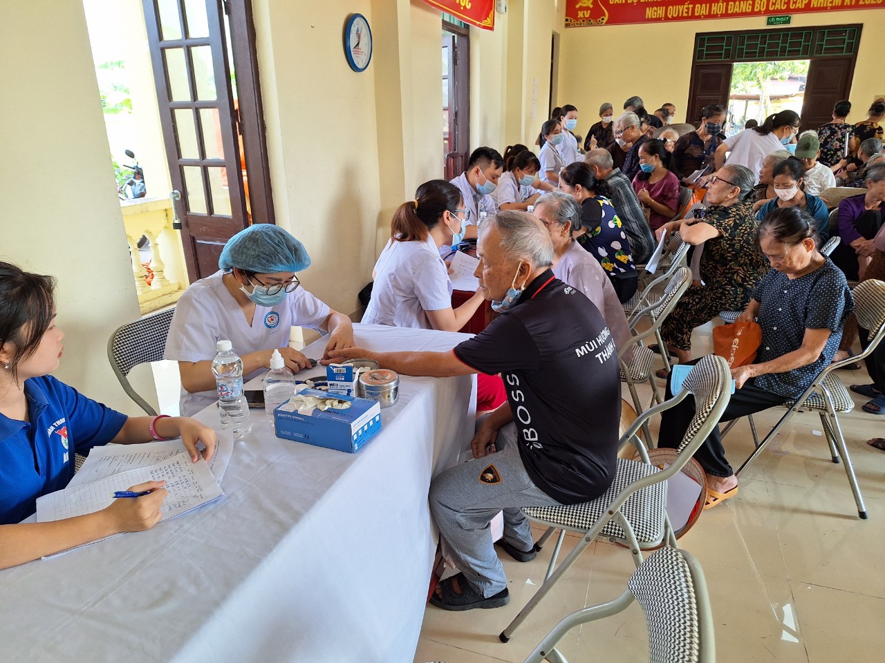 Xã Phú lâm tổ chức khám sức khỏe người cao tuổi