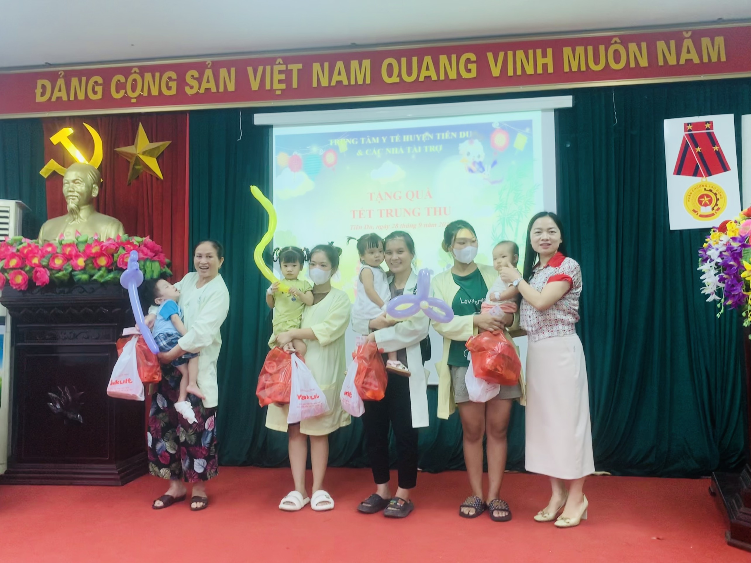 Tặng quà “Tết Trung thu” cho bệnh nhân nhi tại TTYT huyện Tiên Du