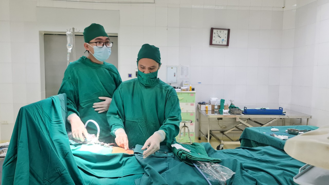 TTYT huyện Tiên Du: Triển khai thành công phương pháp phẫu thuật nội soi 1 lỗ điều trị thoát vị bẹn ở trẻ em với nút thắt ngoài da có sử dụng Laser để cắt bao thoát vị