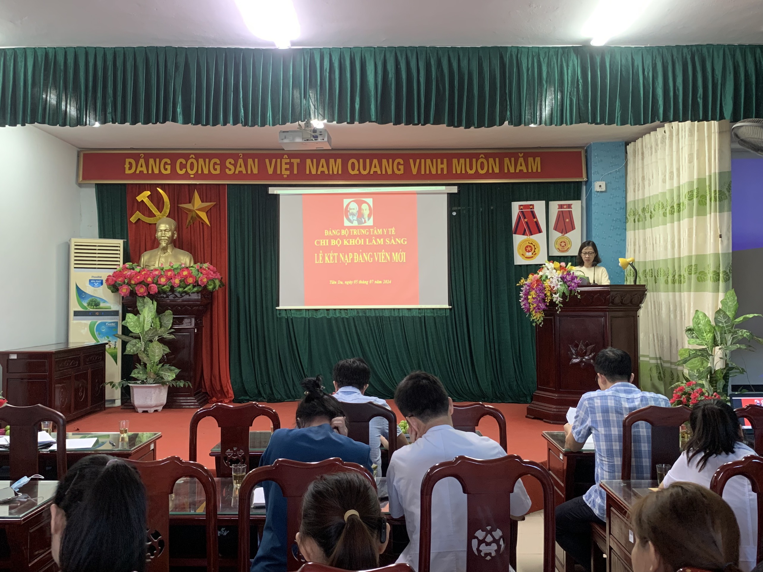 Chi bộ Khối Lâm sàng tổ chức Lễ kết nạp đảng viên mới