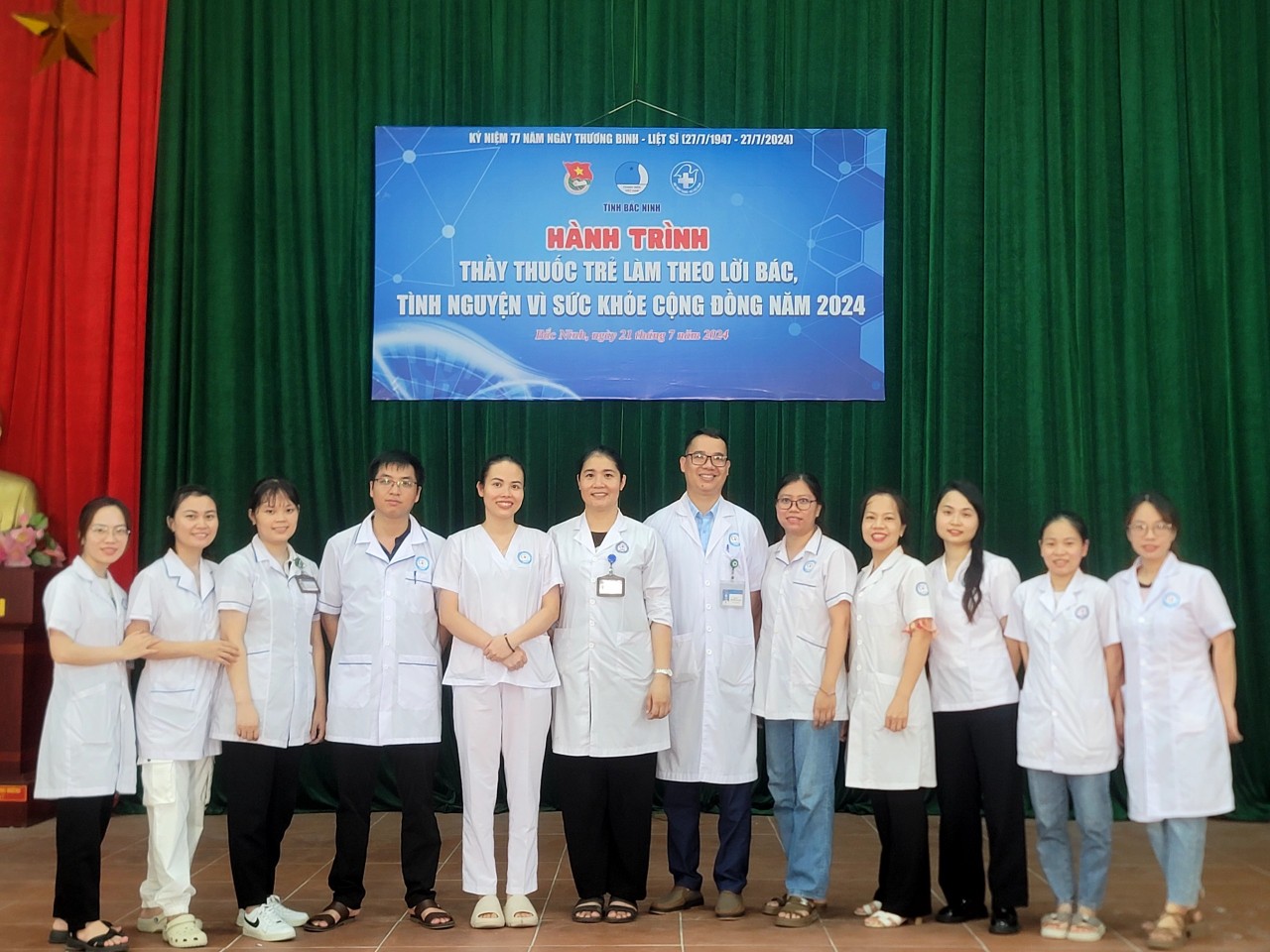 Khám bệnh, cấp phát thuốc miễn phí và tặng quà cho đối tượng chính sách