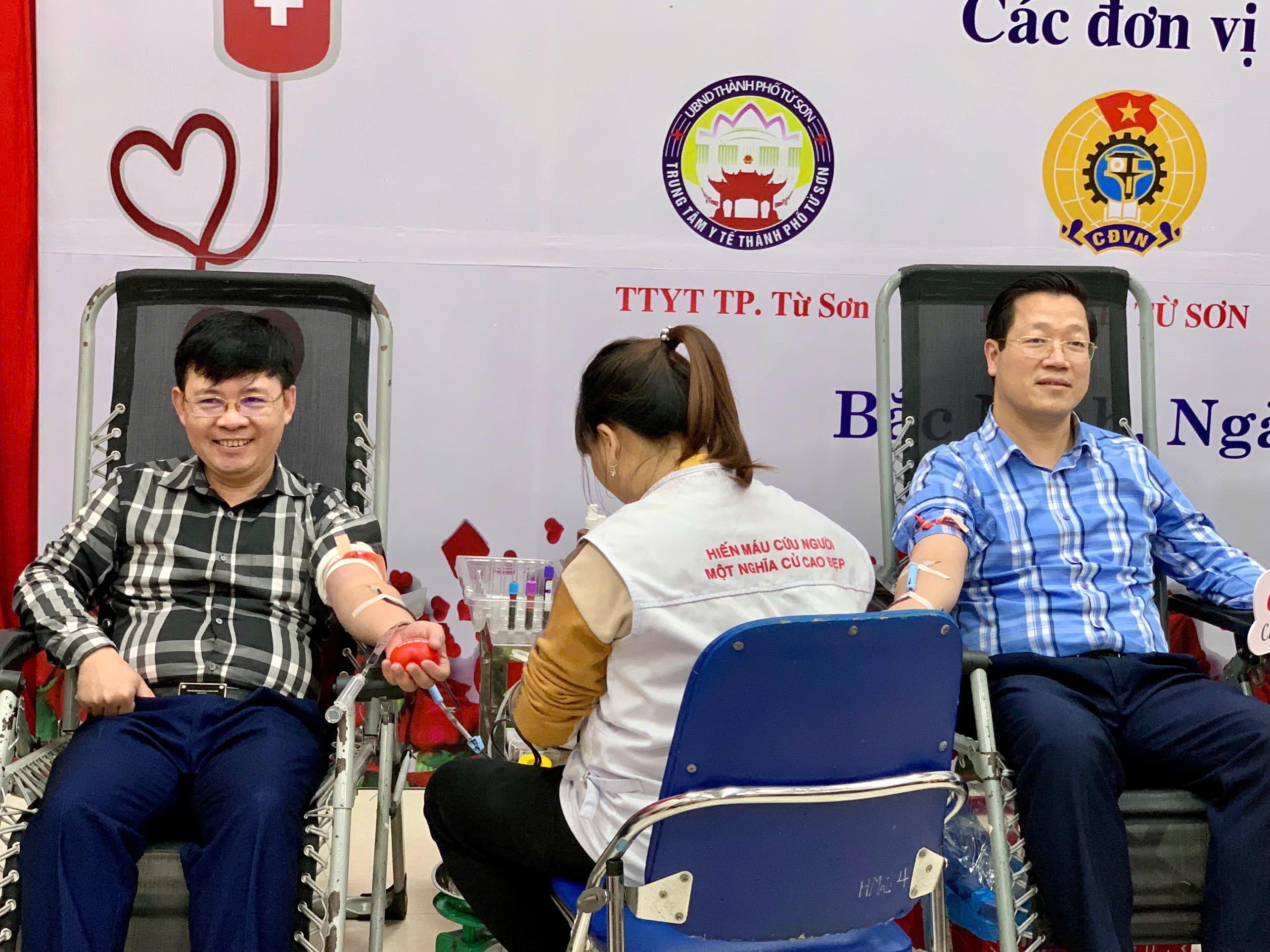 Tham gia hiến máu tình nguyện “Blouse trắng – Trái tim hồng”