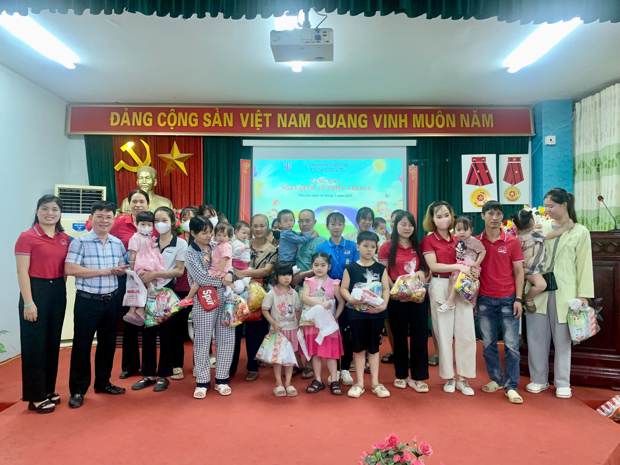 Tặng quà cho bệnh nhi nhân dịp Tết Thiếu nhi 01/6