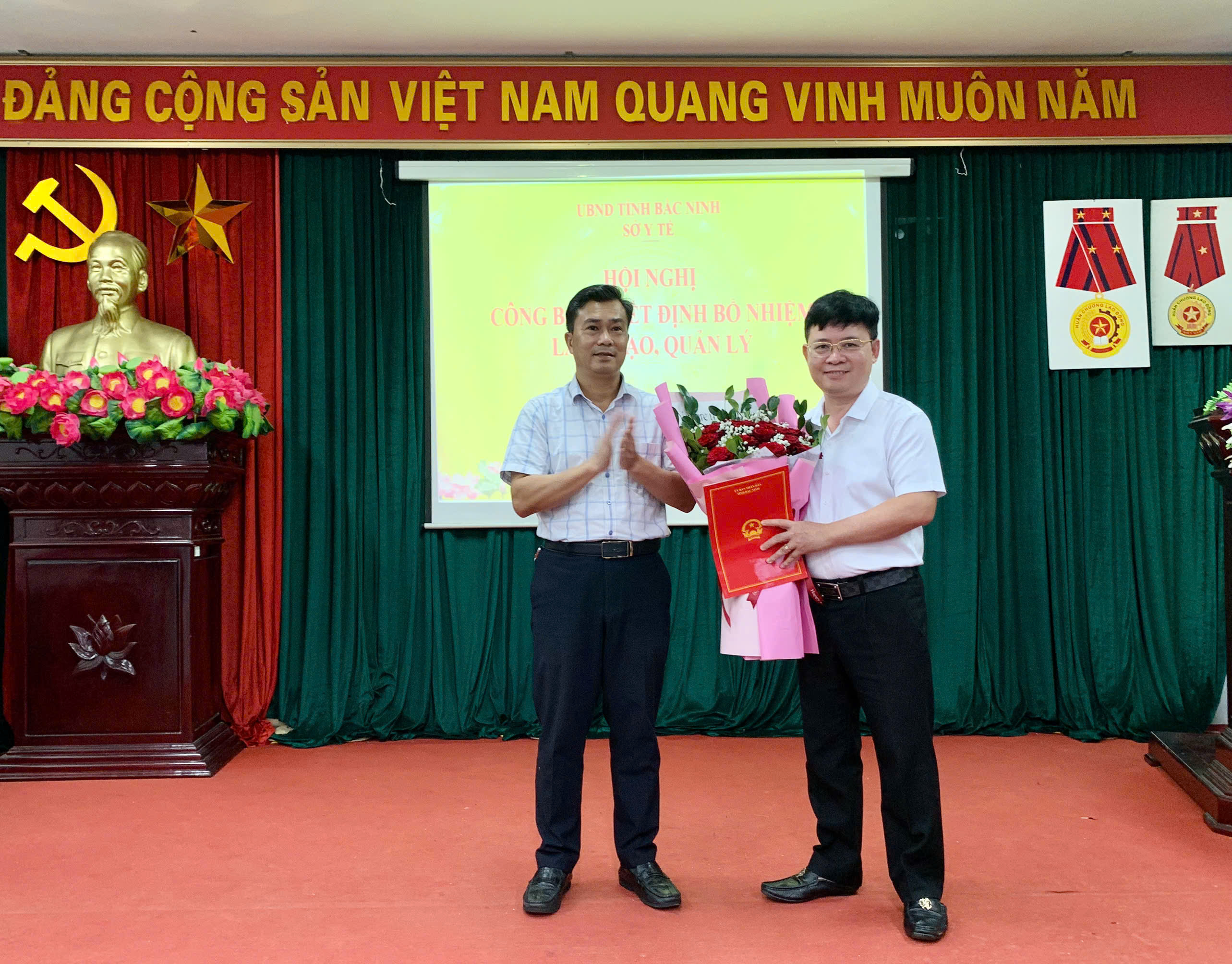 Công bố các quyết định về công tác cán bộ và sơ kết công tác y tế 6 tháng đầu năm của Trung tâm Y tế Tiên Du