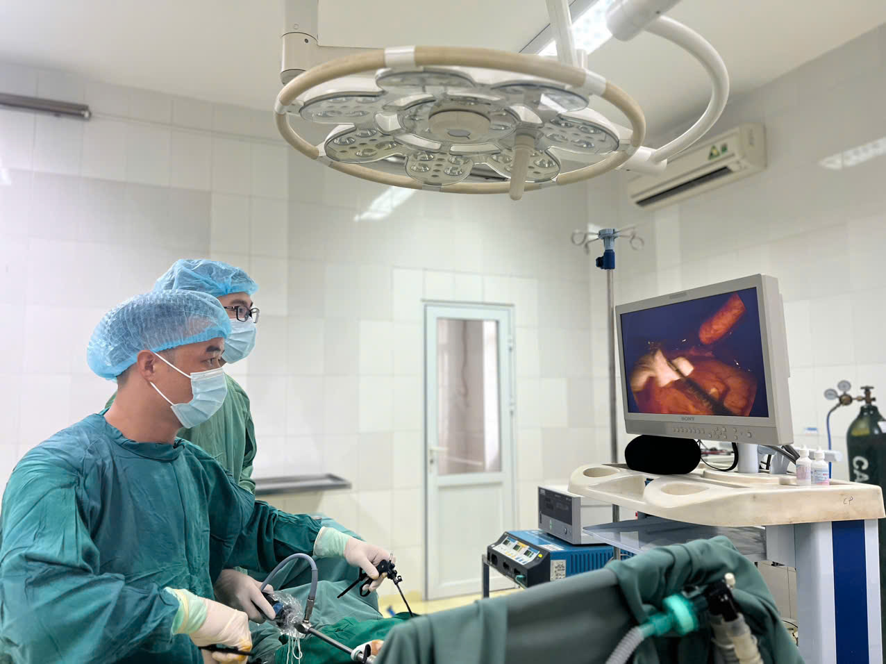 PHẪU THUẬT NỘI SOI KHÂU LỖ THỦNG DẠ DÀY