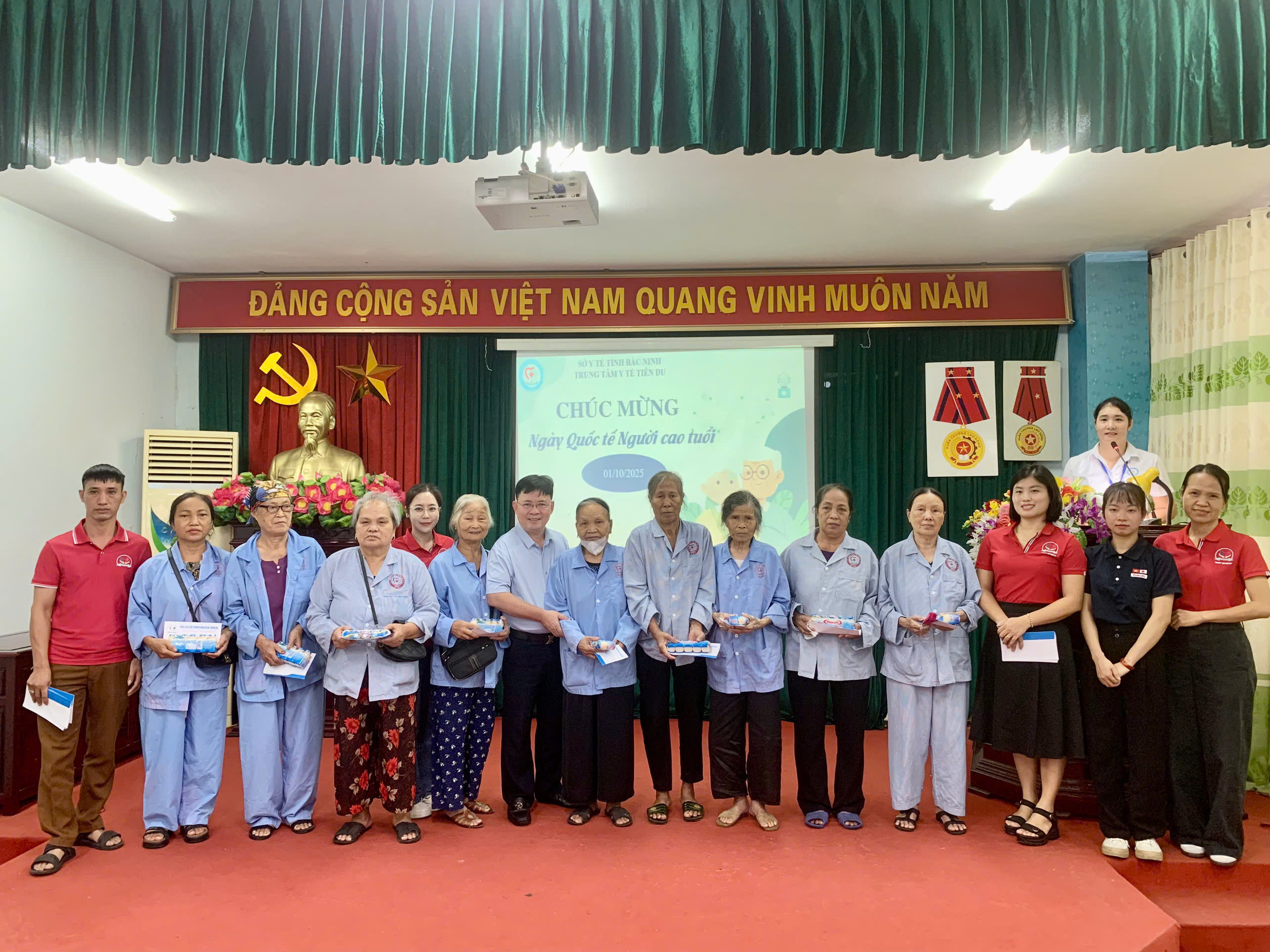 Tặng quà cho bệnh nhân cao tuổi nhân dịp kỷ niệm 34 năm ngày Quốc tế Người cao tuổi (01/10/1991- 01/10/2025)